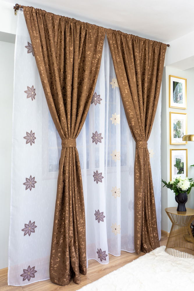 Set Saylor - Perdea cu Imprimeu Stelute si Draperie Maro Inchis Striat